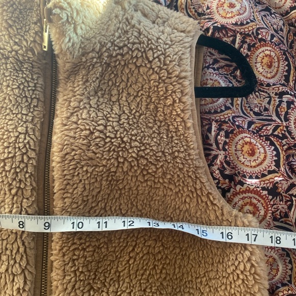 J.Crew faux Sherpa vest camel gold XS pockets two way zip - Picture 9 of 10